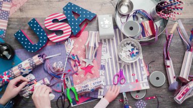 Anne ve kızı kağıt havai fişek yapma ileri geri 4 Temmuz kutlamaları.