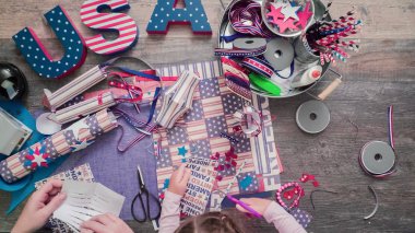 Anne ve kızı kağıt havai fişek yapma ileri geri 4 Temmuz kutlamaları.