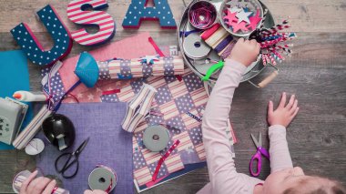 Anne ve kızı kağıt havai fişek yapma ileri geri 4 Temmuz kutlamaları.