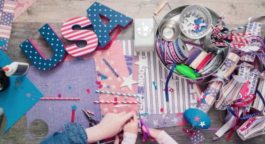 Anne ve kızı kağıt havai fişek yapma ileri geri 4 Temmuz kutlamaları.