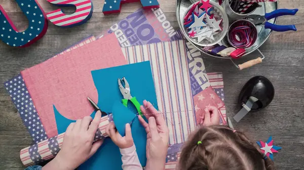 Madre Hija Haciendo Petardos Papel Para Celebración Del Julio — Foto de Stock