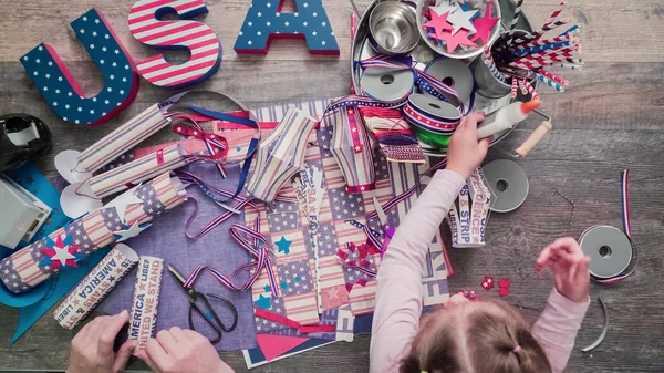 Madre Hija Haciendo Petardos Papel Para Celebración Del Julio — Foto de Stock