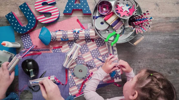 Madre Hija Haciendo Petardos Papel Para Celebración Del Julio — Foto de Stock