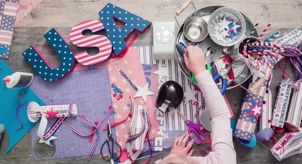 Anne ve kızı kağıt havai fişek yapma ileri geri 4 Temmuz kutlamaları.