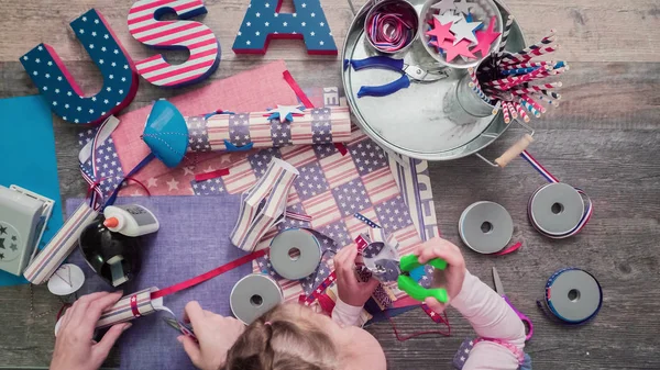 Madre Hija Haciendo Petardos Papel Para Celebración Del Julio — Foto de Stock