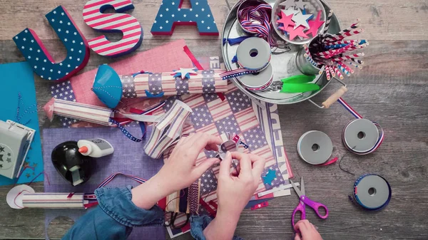 Anne ve kızı kağıt havai fişek yapma ileri geri 4 Temmuz kutlamaları.