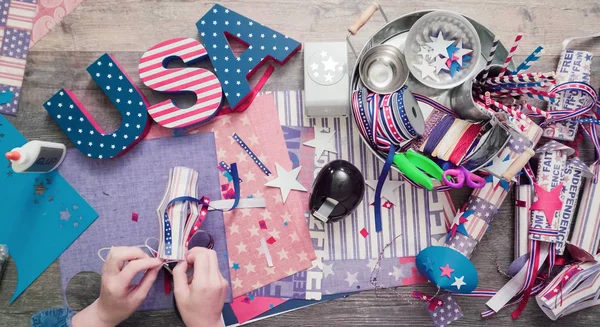 Madre Hija Haciendo Petardos Papel Para Celebración Del Julio — Foto de Stock