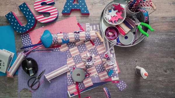 Madre Hija Haciendo Petardos Papel Para Celebración Del Julio — Foto de Stock