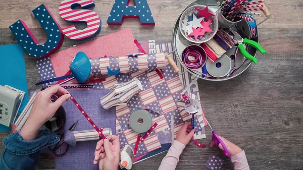 Madre Hija Haciendo Petardos Papel Para Celebración Del Julio — Foto de Stock