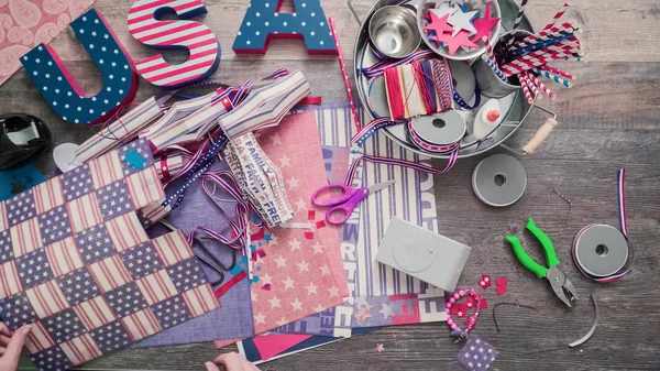 Madre Hija Haciendo Petardos Papel Para Celebración Del Julio — Foto de Stock