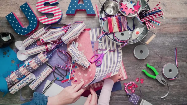 Madre Hija Haciendo Petardos Papel Para Celebración Del Julio — Foto de Stock