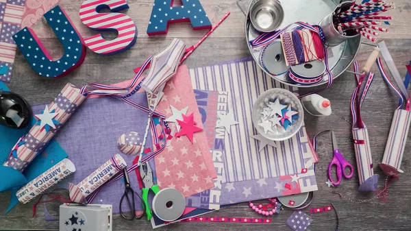 Anne ve kızı kağıt havai fişek yapma ileri geri 4 Temmuz kutlamaları.