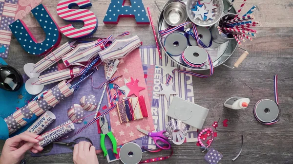 Madre Hija Haciendo Petardos Papel Para Celebración Del Julio — Foto de Stock