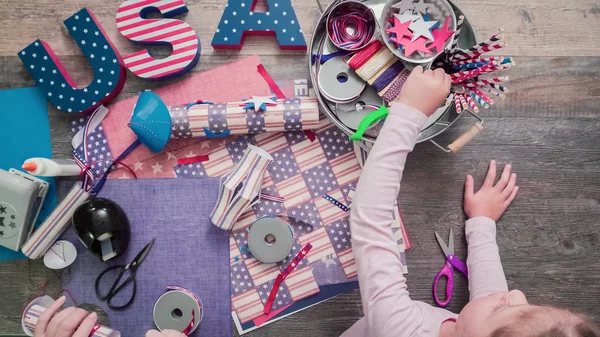 Anne ve kızı kağıt havai fişek yapma ileri geri 4 Temmuz kutlamaları.