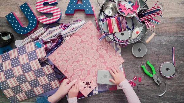 Madre Hija Haciendo Petardos Papel Para Celebración Del Julio — Foto de Stock