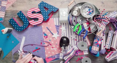 Anne ve kızı kağıt havai fişek yapma ileri geri 4 Temmuz kutlamaları.