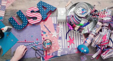 Anne ve kızı kağıt havai fişek yapma ileri geri 4 Temmuz kutlamaları.