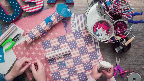 Madre Hija Haciendo Petardos Papel Para Celebración Del Julio — Foto de Stock