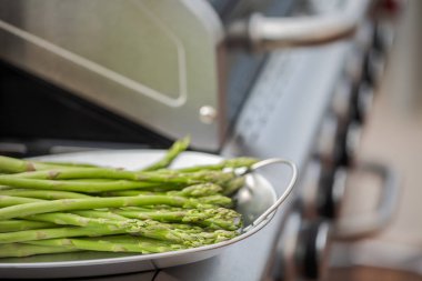 Taze kuşkonmaz açık gaz ızgara ızgara.