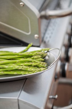 Taze kuşkonmaz açık gaz ızgara ızgara.