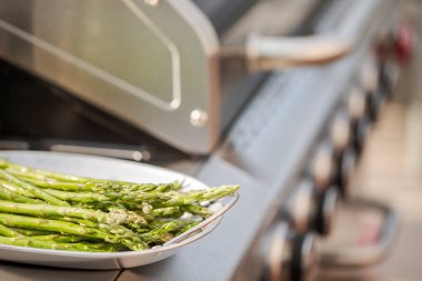 Taze kuşkonmaz açık gaz ızgara ızgara.