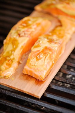 Sedir tahta açık gaz ızgara somon ızgara.