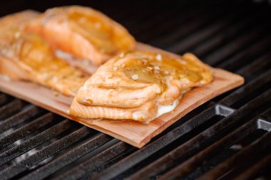 Sedir tahta açık gaz ızgara somon ızgara.