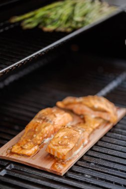 Sedir tahta açık gaz ızgara somon ızgara.