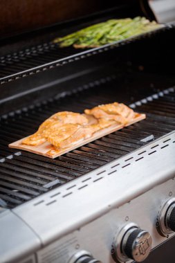 Sedir tahta açık gaz ızgara somon ızgara.