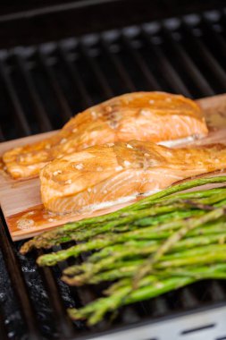 Sedir tahta açık gaz ızgara somon ızgara.