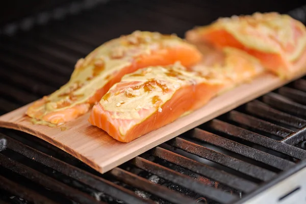 Grillen Zalm Cedar Plank Buiten Gas Grill — Stockfoto