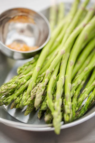 Verse Asperges Buiten Gasgrill Grillen — Stockfoto