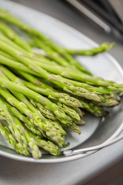 Verse Asperges Buiten Gasgrill Grillen — Stockfoto