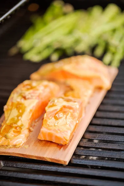 Grillen Zalm Cedar Plank Buiten Gas Grill — Stockfoto