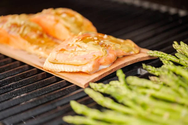 Griller Saumon Sur Une Planche Cèdre Sur Gril Gaz Extérieur — Photo