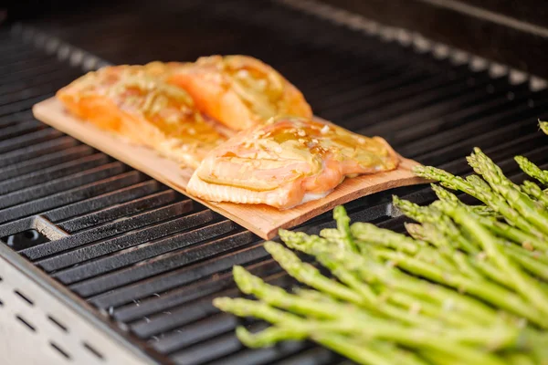 Grillen Zalm Cedar Plank Buiten Gas Grill — Stockfoto