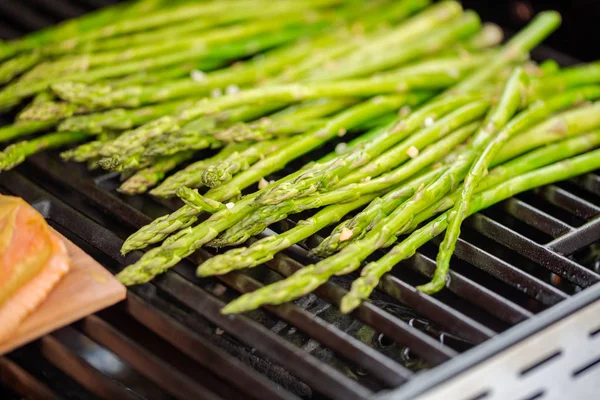 Verse Asperges Buiten Gasgrill Grillen — Stockfoto