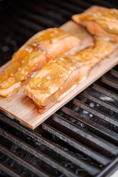 Grilling Salmon Cedar Plank Outdoor Gas Grill — Stock Photo, Image