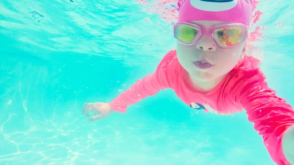 Küçük Kız Eğleniyor Açık Yüzme Havuzunda Altında Yüzmek — Stok fotoğraf