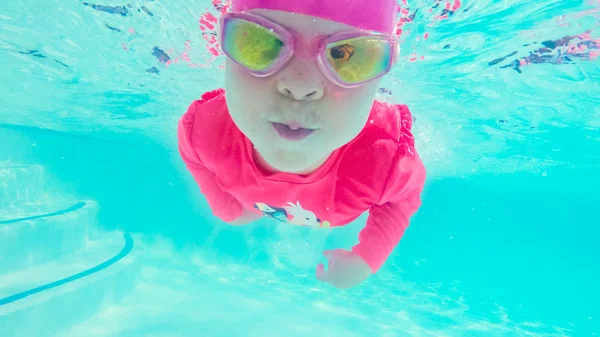 Meisje Met Plezier Zwemmen Onder Water Buitenzwembad — Stockfoto