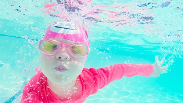 Little Girl Having Fun Swimming Water Outdoor Pool — Stock Photo, Image