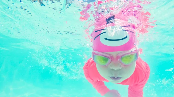 Mała Dziewczynka Zabawy Pływanie Pod Wodą Basenie — Zdjęcie stockowe