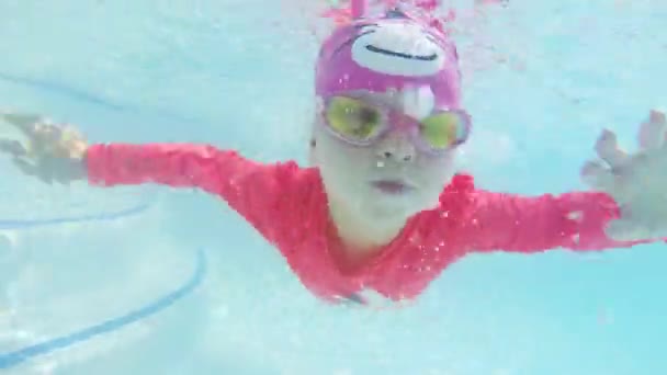 Kleines Mädchen Hat Spaß Beim Schwimmen Unter Wasser Freibad — Stockvideo