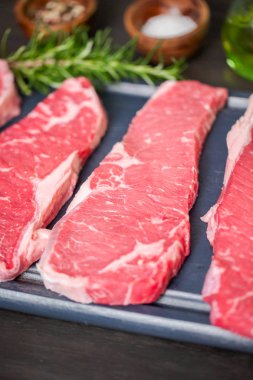 Ham New York şerit biftek ağaç kesme tahtası.