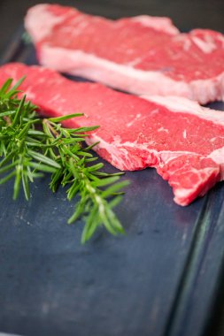 Ham New York şerit biftek ağaç kesme tahtası.