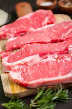 Ham New York şerit biftek ağaç kesme tahtası.