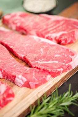 Ham New York şerit biftek ağaç kesme tahtası.