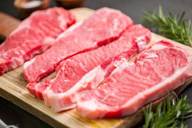 Ham New York şerit biftek ağaç kesme tahtası.