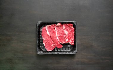 Ham New York şerit biftek ağaç kesme tahtası.