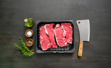 Ham New York şerit biftek ağaç kesme tahtası.